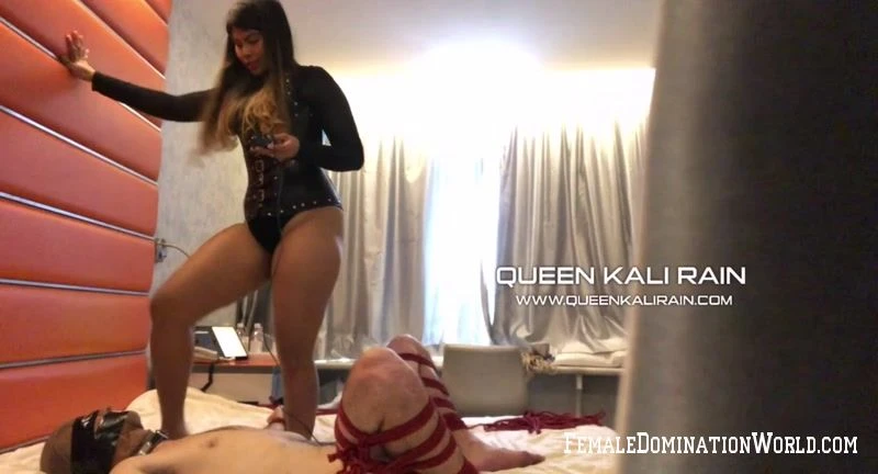 Queen Kali Rain – Hotel Foot fetish followed by face sitting tease 2023 [HD] (Mp4/1000 MB)