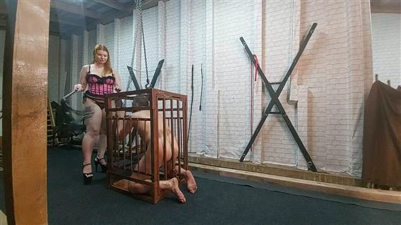 I put my slave in a cage and make him lick my dirty heels 2024 [FullHD] (MPEG-4/763 MB)