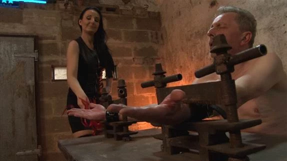 Mistress Luciana in Video - Luciana di Domizio - Handcaning 2024 [FullHD] (MPEG-4/144 MB)
