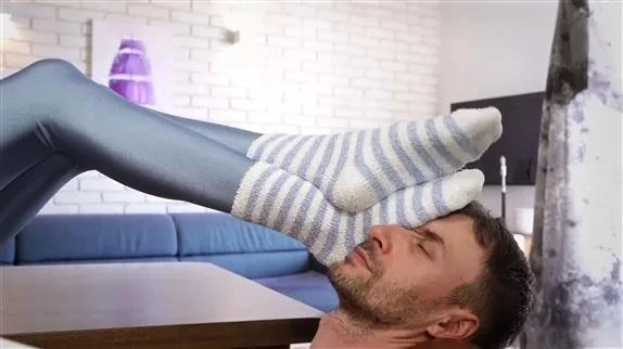 Stella Take Off Socks Use Him As Footrest - Light Blue Leggings - Part 01 2024 [UltraHD/4K] (MPEG-4/3.16 GB)