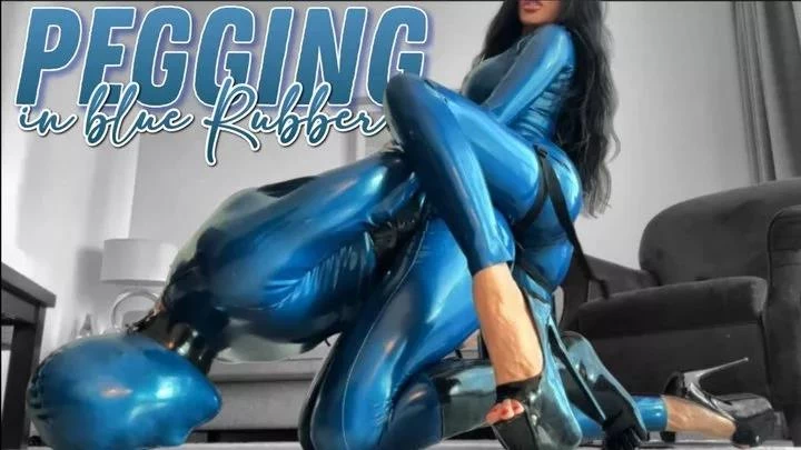Evil Woman in Video - Pegging in blue rubber 2025 [HD] (MPEG-4/107 MB)