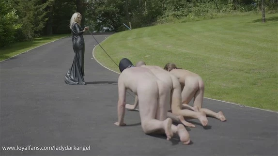 LADYDARKANGEL in Video - Walking With My Pets 2025 [FullHD] (MPEG-4/86.8 MB)
