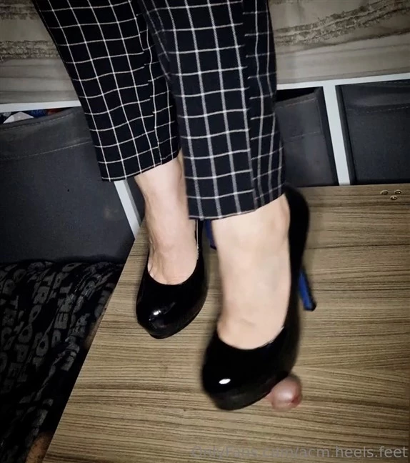 ACM FEET & HEELS in Video - Shoejob And Quick Handjob For That Little Dick 2025 [SD] (MPEG-4/332 MB)
